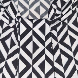 Dana Buchman Sleeveless Black and White Blouse.